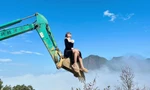 Cô gái khiến dân mạng thót tim khi leo lên máy xúc 'săn' mây