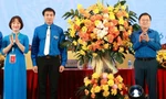 Bí thư thứ nhất T.Ư Đoàn Nguyễn Anh Tuấn (bên phải) tặng hoa chúc mừng Đại hội Đoàn Ngân hàng BIDV