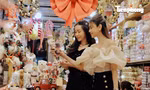 Giới trẻ Hà Nội 'lên đồ' đón Giáng sinh sớm, check in bên cây thông Noel bằng gỗ quế 