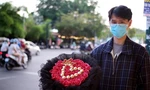 Bạn trẻ ở TPHCM kiếm thu nhập hàng triệu đồng dịp Valentine