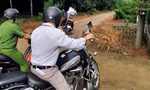 Tình nguyện viên đến tận nhà chở thí sinh ngủ quên đi thi