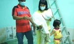 Nhóm bạn trẻ mang lại mái ấm cho gia đình sống lang thang có 3 con nhỏ