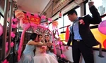 Chú rể rước dâu bằng xe buýt