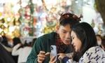 Phố lên đèn, giới trẻ Hà thành 'lên đồ' check in không gian Giáng sinh rực rỡ