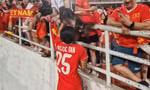 Trên sân ở Thái Lan, câu nói của cầu thủ Doãn Ngọc Tân khiến vợ rơi nước mắt