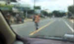 Thanh niên thoát y giữa quốc lộ, múa may gây ùn tắc giao thông