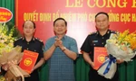 Hai tân Phó cục trưởng Hải quan Cao Bằng nhận Quyết định bổ nhiệm. Ảnh: V.T