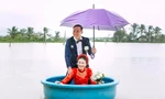 Hình ảnh chú rể đón cô dâu bằng thuyền thúng trong nước lũ. Ảnh: NVCC