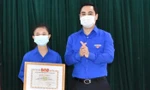 Tặng bằng khen nữ sinh nhặt được gần nửa tỷ đồng trả lại người đánh rơi