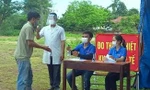 Đoàn thanh niên xã Hòa Phú hỗ trợ người dân khai báo y tế