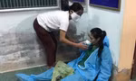 Hình ảnh nữ điều dưỡng kiệt sức khi trắng đêm làm nhiệm vụ tại vùng dịch