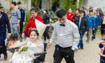 Chú rể Thanh Hóa đẩy xe đưa vợ vào hôn trường: 'Cuối cùng cũng đón được cô ấy'
