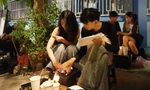 Quán nước ở TPHCM ngồi ghế nhựa, chong đèn dầu, giới trẻ kéo đến nườm nượp