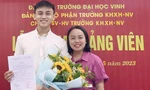 Bạn Nguyễn Trần Anh Thư (bên phải), lớp 62A1 Sư phạm Ngữ văn, trường Đại học Vinh vinh dự được đứng trong hàng ngũ của Đảng khi đang là sinh viên 