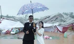 Sập rạp cưới vì lốc xoáy, cô dâu Quảng Trị buồn rơi nước mắt