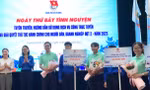 Đoàn viên hướng dẫn người dân sử dụng dịch vụ công trực tuyến