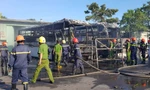 Hai xe khách bốc cháy trơ khung tại Bến xe Đà Nẵng