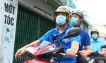 Biệt đội 'shipper 0 đồng' trao quà cho người nghèo trong tâm dịch Gò Vấp