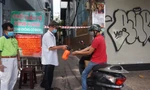 Chốt bảo vệ ở TPHCM kiểm soát shipper và người dân trong vùng không có dịch