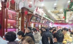 Giá vàng sốt xình xịch, nhiều nơi ‘cháy’ hàng, khách mua phải chờ gần tháng 
