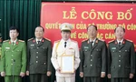 Lãnh đạo Công an tỉnh Điện Biên chúc mừng Đại tá Vũ Tiến Dũng. Ảnh: Báo Chính phủ
