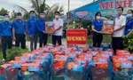 Tuổi trẻ Cà Mau bám chốt phòng dịch, trao quà cho gia đình khó khăn bị phong tỏa