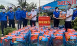 Tuổi trẻ Cà Mau bám chốt phòng dịch, trao quà cho gia đình khó khăn bị phong tỏa