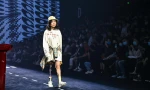 Niu sải bước tự tin với chiếc chân giả của mình trên sàn catwalk trong Tuần lễ thời trang Thượng Hải.