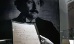 Chân dung Albert Einstein và một trang bản thảo vừa được bán đấu giá 15 triệu USD.