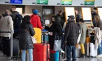 Nhiều hành khách mắc kẹt tại sân bay sau khi trở về từ Nam Phi.