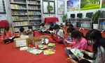 Học sinh Trường Tiểu học Pả Vi đọc sách báo được trao tặng trong khi trường bị phong tỏa