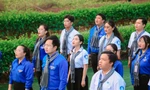 Tuổi trẻ TPHCM chào cờ 'Tôi yêu Tổ quốc tôi' tại huyện đảo Phú Quý