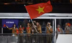Quốc kỳ Việt Nam tung bay tại lễ khai mạc Olympic 2024