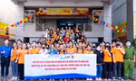 Giảng viên cùng sinh viên xuống đường bóc gỡ quảng cáo trái phép trong ngày 20/11