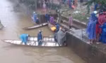 Lực lượng chức năng và người dân tìm kiếm tung tích nam thanh niên lao cả người và xe xuống sông.