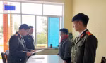 Công an huyện Ba Chẽ tống đạt quyết định xử phạt đối tượng Triệu Đức Giang (ảnh báo Quảng Ninh)