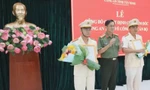 Giám đốc Công an tỉnh Tây Ninh, đại tá Nguyễn Văn Trãi trao quyết định và tặng hoa chúc mừng.