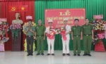 Tặng hoa chúc mừng 2 cán bộ Công an Tây Ninh nhận nhiệm vụ mới. Ảnh: TTV11