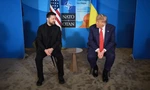 Tổng thống Mỹ Donald Trump và Tổng thống Ukraine Volodymir Zelensky trong cuộc gặp bên lề hội nghị thượng đỉnh NATO tại Hà Lan ngày 25/6. (Ảnh: Reuters)