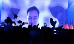 Tỷ phú Elon Musk phát biểu trong sự kiện của AfD ngày 25/1. (Ảnh: Guardian)