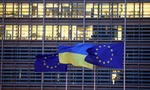 Cờ của EU và Ukraine tung bay bên ngoài trụ sở EU ở Brussels, Bỉ, ngày 24/2. (Ảnh: Reuters)