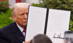 Tổng thống Donald Trump giơ sắc lệnh mà ông đã ký khi thông báo chính sách thuế mới tại Vườn Hồng của Nhà Trắng ngày 2/4. (Ảnh: AP)