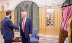 Tổng thống Mỹ Donald Trump trong cuộc gặp Tổng thống lâm thời Syria Ahmed al-Sharaa tại Ả-rập Xê-út ngày 14/5. (Ảnh: Reuters)