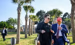 Tỷ phú Elon Musk và ông Trump khi đến xem cuộc phóng tên lửa của SpaceX ngày 19/11/2024. (Ảnh: Reuters)