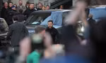 Tổng thống Ukraine Volodymir Zelensky đi giữa đông đảo các phóng viên khi ông đến Phố Downing để gặp Thủ tướng Anh Keir Starmer ngày 1/3. (Ảnh: AP)