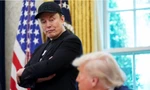 Tỷ phú Elon Musk đứng cạnh Tổng thống Mỹ Donald Trump trong cuộc gặp báo chí tại Phòng Bầu dục ngày 30/5. (Ảnh: Reuters)