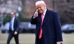 Tổng thống Mỹ Donald Trump trong sân Nhà Trắng ngày 22/2. (Ảnh: AP)