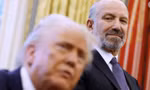 Bộ trưởng Thương mại Mỹ Howard Lutnick đứng cạnh Tổng thống Trump. (Ảnh: Getty)