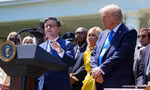 Chủ tịch Hạ viện Mike Johnson phát biểu khi Tổng thống Donald Trump đứng bên cạnh tại Vườn Hồng của Nhà Trắng ngày 1/5. (Ảnh: AP)