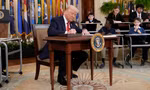 Tổng thống Mỹ Donald Trump ký sắc lệnh ngày 20/3. (Ảnh: AP)